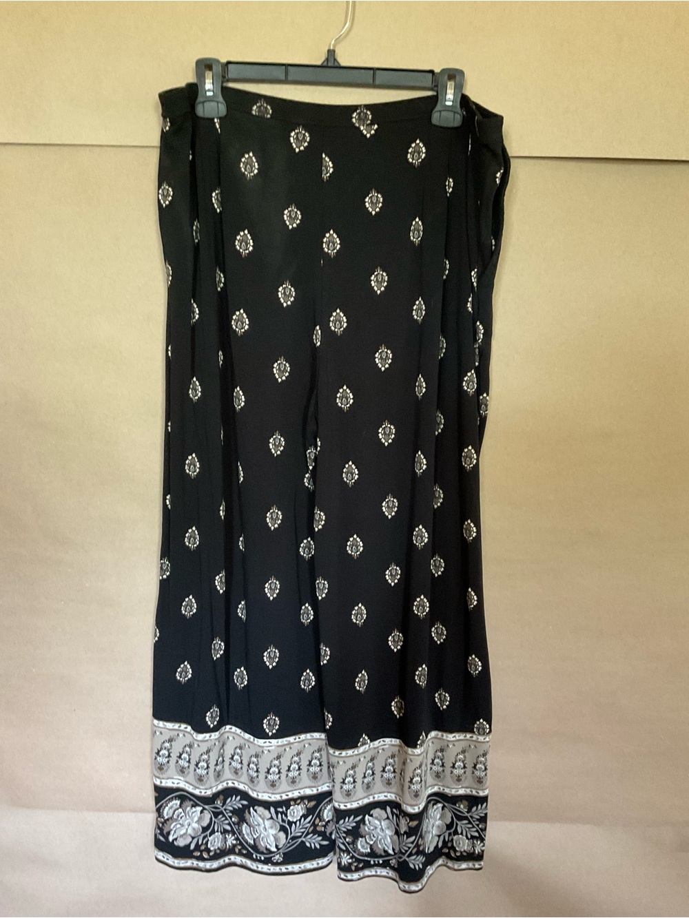 J. Jill black wide leg pants. Cropped. Size L.